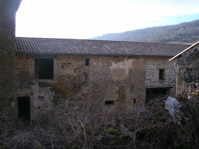 cour intérieure avant travaux de rénovation domaine du Clap chambre d'hote Ardèche